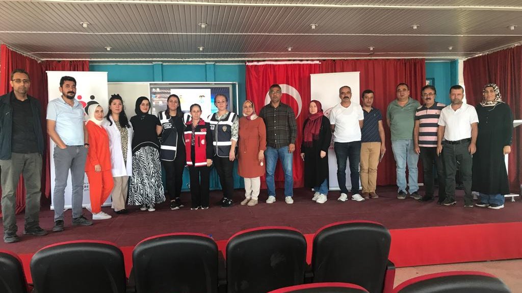 #AnamurSHM ve Bozyazı İlçe Emniyet Müdürlüğü Kadın Büro Amirliği,  Bozyazı Durmuş Tufan Anadolu İmam Hatip Lisesi öğrencilerine "Erken Yaşta ve Zorla Evlilik, Kadına Yönelik Şiddetle Mucadele ve #KADES" konularında eğitim düzenledi.