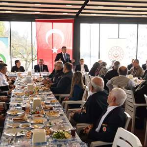 Valimiz Sayın Dr. Mustafa Özarslan, Eşi Reva Beray Özarslan Hanımefendi  Şehit Ailelerimiz, Gazilerimiz Ve Gazi Yakınlarımız İle Kahvaltıda Bir Araya Geldi. - fotoğraf 3