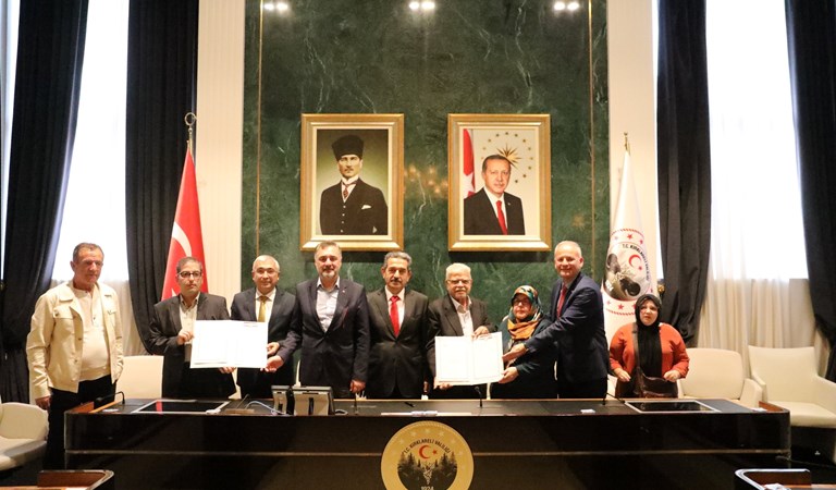 Hayırseverimiz Ahmet DAĞCI tarafından inşa edilmiş olan 42 kapasiteli “Huzurevi Yaşlı Bakım ve Rehabilitasyon Merkezi” olarak kullanılacak binanın devrine ilişkin protokol imzalandı.