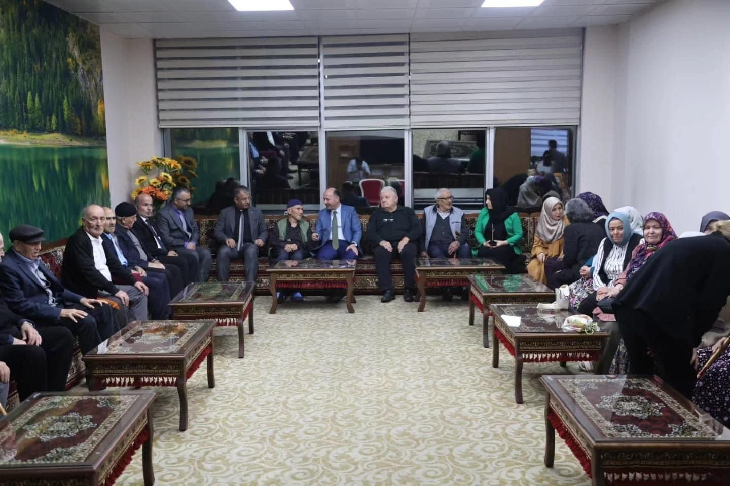 Sayın Valimiz Mehmet Fatih SERDENGEÇTİ ve il müdürümüz Mustafa MODAOĞLU Giresun Huzurevinde kalan, asırlık çınarlarımızı kıymetli yaşlılarımızı ziyaret ettiler.