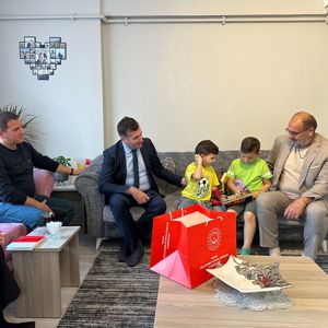 İl Müdürümüz Arif LAÇİN ve Yerel Sanatçımız Aliço Lösemi İle Mücadele Eden Küçük Kahramanlarımızı Ziyaret Etti - fotoğraf 2