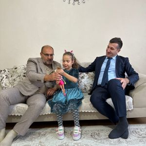 İl Müdürümüz Arif LAÇİN ve Yerel Sanatçımız Aliço Lösemi İle Mücadele Eden Küçük Kahramanlarımızı Ziyaret Etti - fotoğraf 3