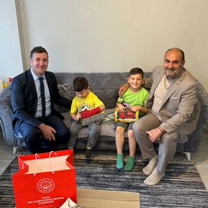 İl Müdürümüz Arif LAÇİN ve Yerel Sanatçımız Aliço Lösemi İle Mücadele Eden Küçük Kahramanlarımızı Ziyaret Etti - fotoğraf 1