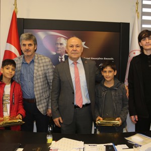 İl Müdürü Tekin Balcı'dan Başarılı Öğrencilere Hediye  - fotoğraf 1