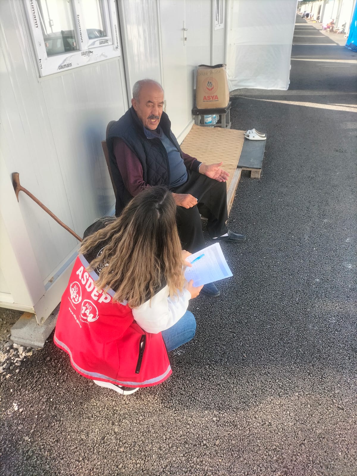 #PsikoSosyalDestek demek her yönden vatandaşlarımızın yanında olmak demek, kazmayı tutmak demek, gülümseyen bir yüz, omuza dokunan dost eli demek. Ekiplerimizin deprem bölgesinde çalışmaları devam ediyor.