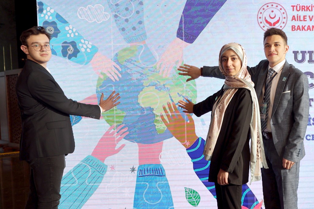 Aile ve Sosyal Hizmetler Bakanlığı ve UNICEF iş birliğinde dünyanın farklı kültür ve coğrafyalarından çocukların bilgi ve deneyimlerini paylaşmalarına olanak sağlayacak Uluslararası 24.Çocuk Forumu ‘Bugünü Beraber İnşa Edelim’ temasıyla 24 ülkeden çocukların katılımıyla 19-20 Kasım tarihlerinde Cumhurbaşkanlığı Külliyesi’nde düzenlenecek.