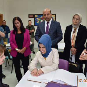 Milli Eğitim Bakanımız Sayın Ziya SELÇUK’ un Eşi Hanımefendi Rana SELÇUK İpekyolu Gündüzlü Bakım Rehabilitasyon ve Aile Danışmanlık Merkezi Müdürlüğüne ziyarette bulundular. - fotoğraf 7