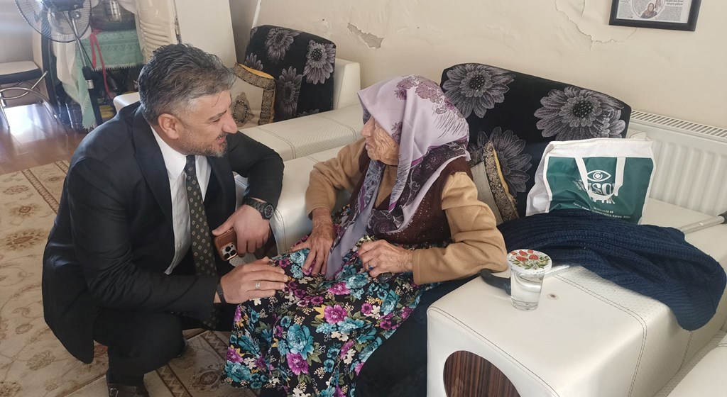 İl Müdürümüz Abdullah Kömürcüoğlu Aymelek Gündüzlü Yaşlı Bakım Merkezini ziyaret ederek Asırlık çınarlarımız ile hasbihalde bulundu.