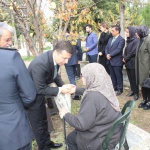 ŞEHİT ÖĞRETMENİMİZ KABRİ BAŞINDA DUALARLA YAD EDİLDİ  - fotoğraf 4