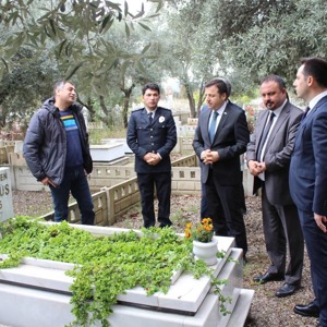 ŞEHİT ÖĞRETMENİMİZ KABRİ BAŞINDA DUALARLA YAD EDİLDİ  - fotoğraf 3