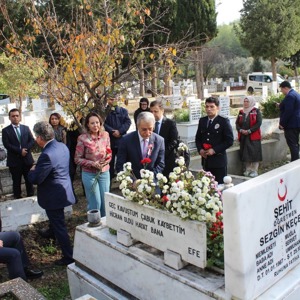 ŞEHİT ÖĞRETMENİMİZ KABRİ BAŞINDA DUALARLA YAD EDİLDİ  - fotoğraf 2