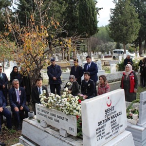 ŞEHİT ÖĞRETMENİMİZ KABRİ BAŞINDA DUALARLA YAD EDİLDİ  - fotoğraf 1