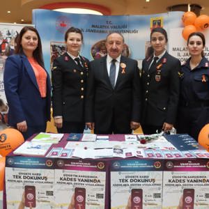 KADIN EMEĞİNE EVET KADINA ŞİDDETE HAYIR' FARKINDALIK ETKİNLİĞİ DÜZENLENDİ - fotoğraf 7