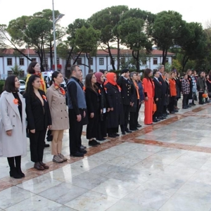 25 Kasım Kadına Yönelik Şiddetle Uluslararası Mücadele günü nedeniyle çelenk sunma töreni düzenlendi. - fotoğraf 3