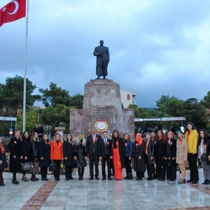 25 Kasım Kadına Yönelik Şiddetle Uluslararası Mücadele günü nedeniyle çelenk sunma töreni düzenlendi. - fotoğraf 1