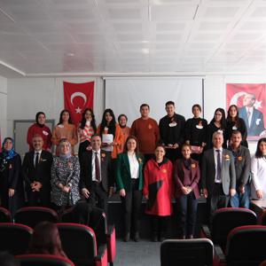 Aile ve Sosyal Hizmetler İl Müdürlüğüne bağlı ŞÖNİM , Yusuf Kenan Anadolu Lisesi işbirliğiyle münazara etkinliği gerçekleştirilmiştir. - fotoğraf 4