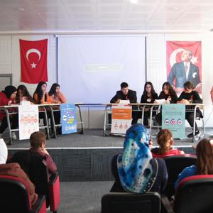 Aile ve Sosyal Hizmetler İl Müdürlüğüne bağlı ŞÖNİM , Yusuf Kenan Anadolu Lisesi işbirliğiyle münazara etkinliği gerçekleştirilmiştir. - fotoğraf 1