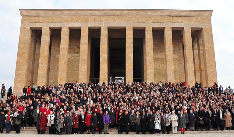 Bakanımız Göktaş, Türk Kadınına Seçme ve Seçilme Hakkı Verilmesinin Yıl Dönümünde Anıtkabir'i Ziyaret Etti