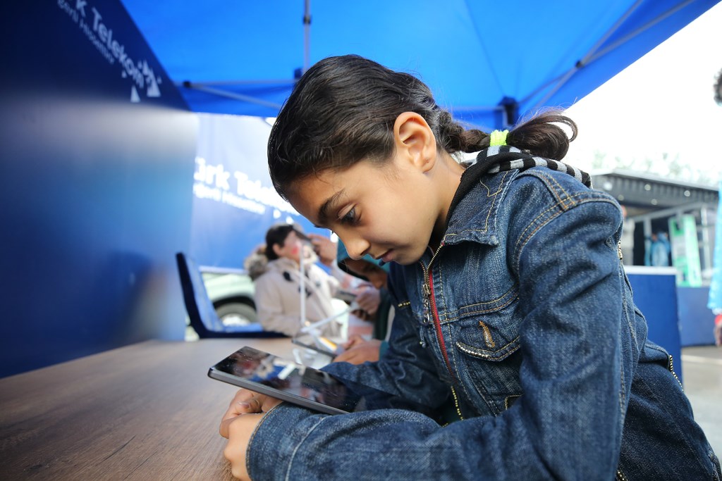 Çocuklar zararlı içeriklerden "Çocuk Dostu Uygulamalar" ile korunuyor