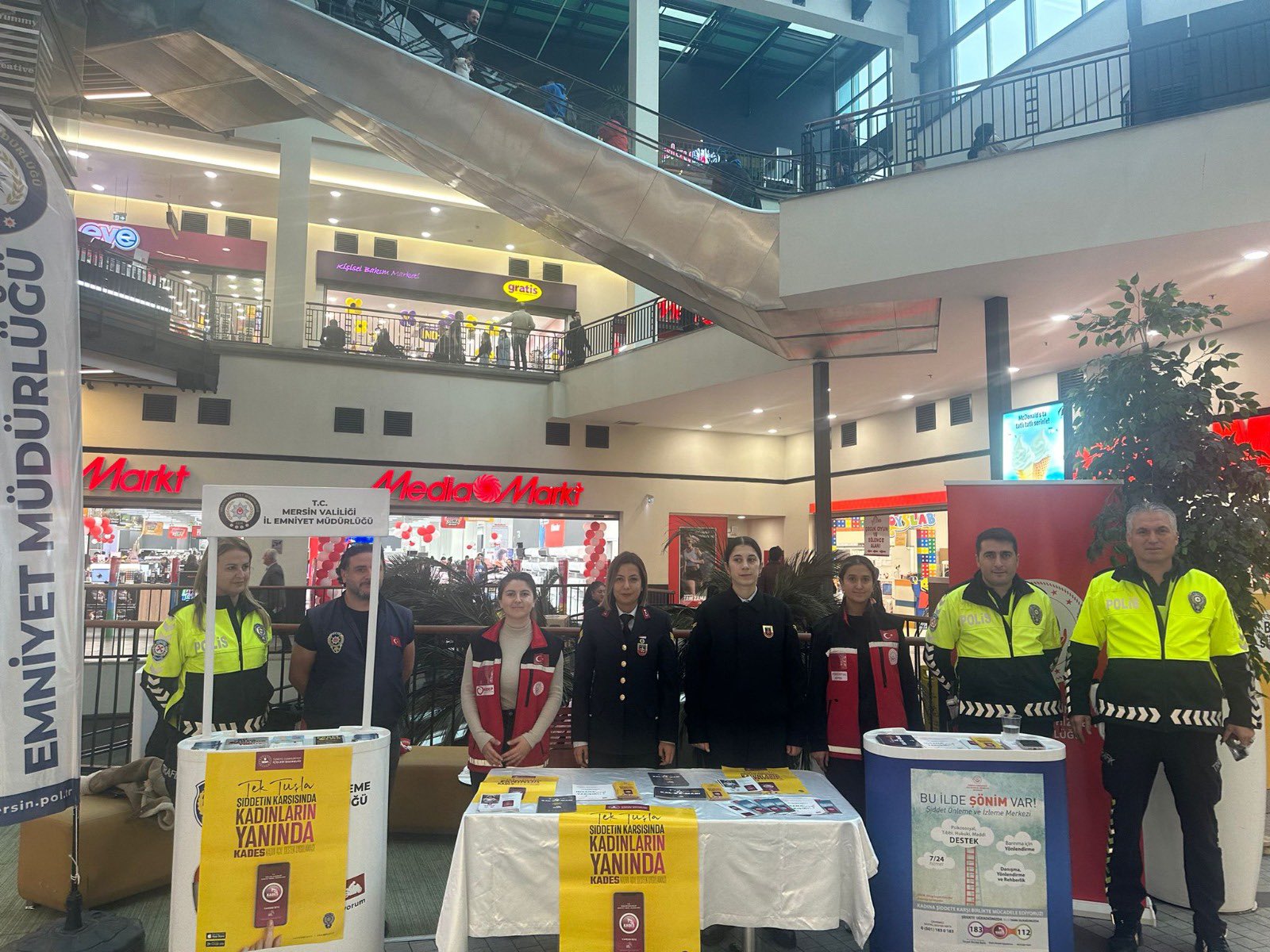 #MersinŞÖNİM,Emniyet Müdürlüğü ve JandarmaKomutanlığı,#25KasımKadınaYönelikŞiddetleMücadeleGünü kapsamında AVM'de stant açarak''Kadına Yönelik Şiddetle Mücadele,#KADES uygulaması ve #ALO183''hakkında rehberlik ve broşür dağıtımı yaptı.