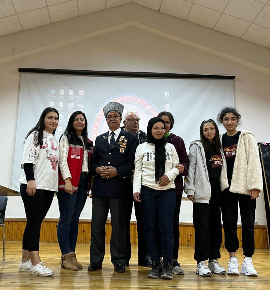 Cumhuriyetimizin 100.Yılında 'Vatan ve Kahramanlık Buluşmaları'nda Kıbrıs Gazisi Galip Yılmaz, Silifke Atatürk Mesleki ve Teknik Anadolu Lisesi öğrencileri bir araya gelerek vatan millet sevgisini kendi şiirleri eşliğinde öğrencilere anlattı.