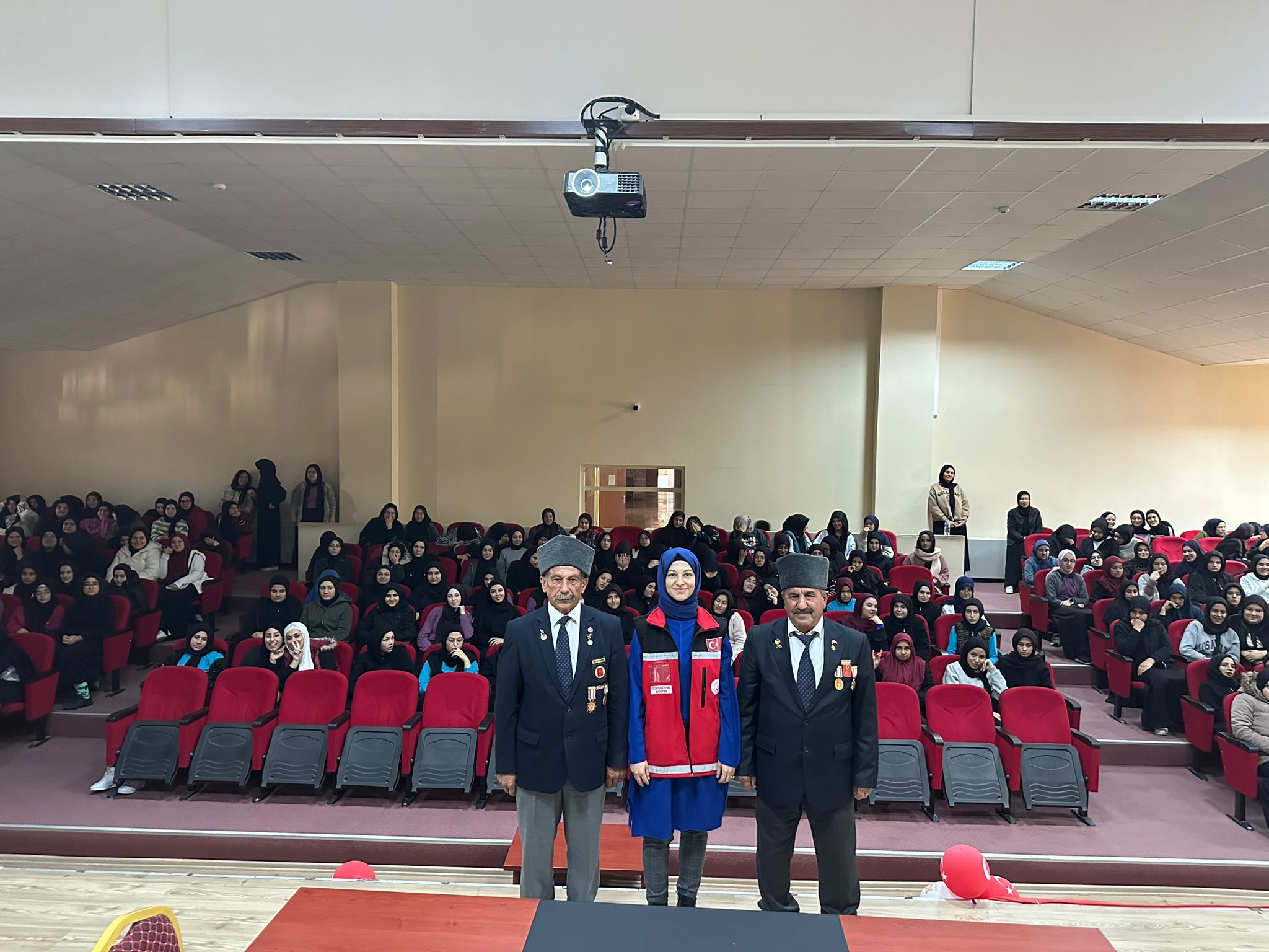 Cumhuriyetimizin 100. Yılında ''Vatan ve Kahramanlık Buluşmaları''nda Kıbrıs Gazilerimiz Veli YARDIMCI ve Hamdi TAŞYARAN, Prof. Dr. Nebi Bozkurt Kız İmam Hatip Lisesi öğrencileriyle bir araya gelerek vatan millet sevgisini öğrencilere anlattı.