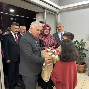 Vali Aziz Yıldırım ve Eşi Güllühan Yıldırım, Çocuklarla Bir Araya Geldi. - fotoğraf 6