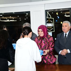 Vali Aziz Yıldırım ve Eşi Güllühan Yıldırım, Çocuklarla Bir Araya Geldi. - fotoğraf 2