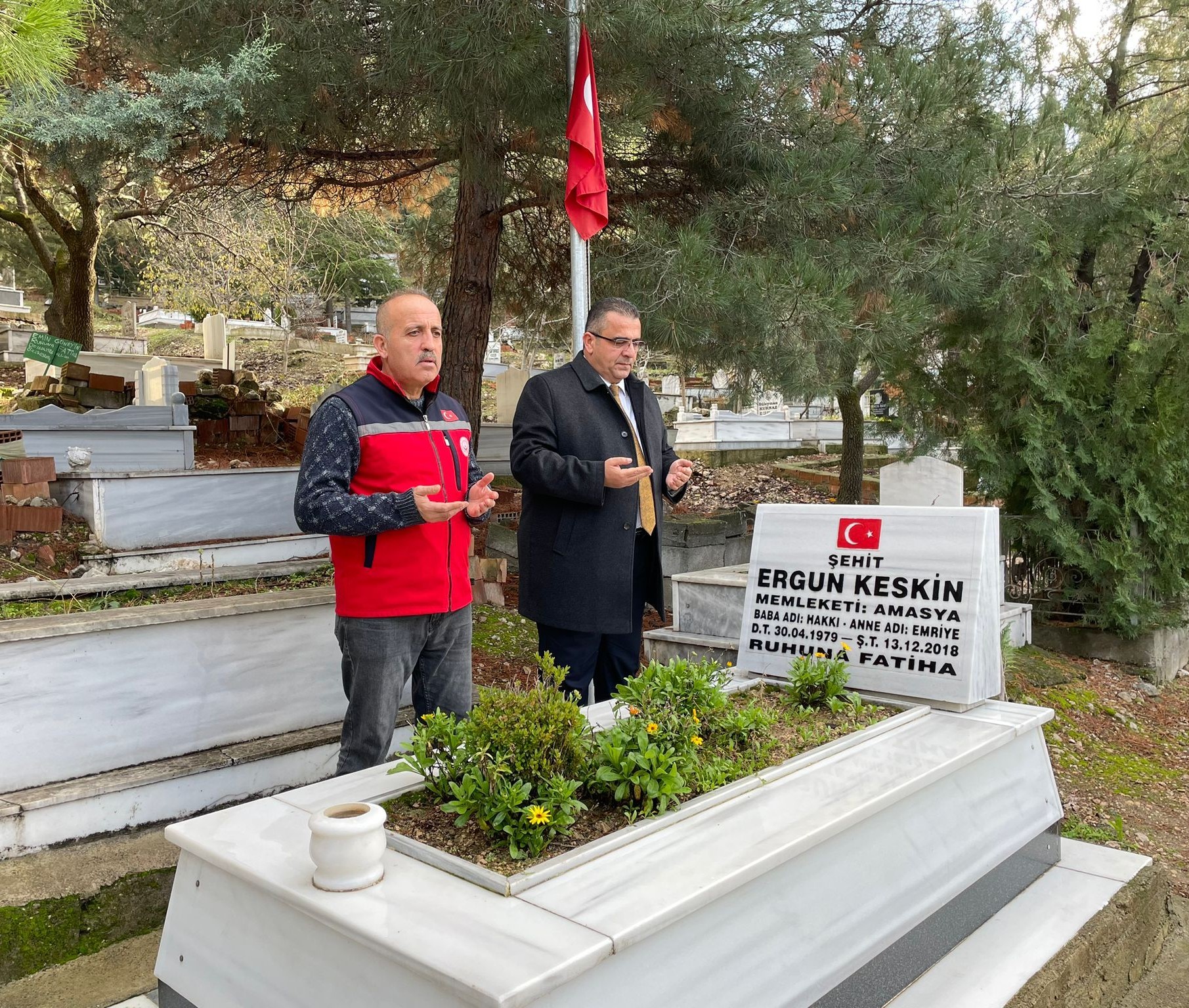 Şehidimiz Kamu Görevlisi Ergun KESKİN'İN, Şehadetinin Sene-i devriyesinde kabri başında dualar ettik.