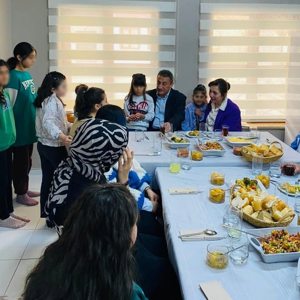 Valimiz Sayın Erol Karaömeroğlu, eşi Filiz Karaömeroğlu Hanımefendi çocuklarımızı ziyareti  - fotoğraf 3