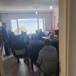 İl Müdürümüz Sn.Vefa Akdoğan ve Beraberindeki heyet ile ''Tatvan Şehit Aileleri ve Gaziler Derneği''ni ziyaret ettiler  - fotoğraf 1