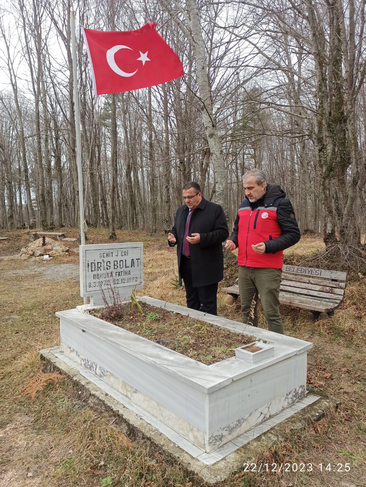 Şehidimiz Jandarma Er İdris BOLAT'IN, Şehadetinin Sene-i devriyesinde kabri başında dualar ettik.