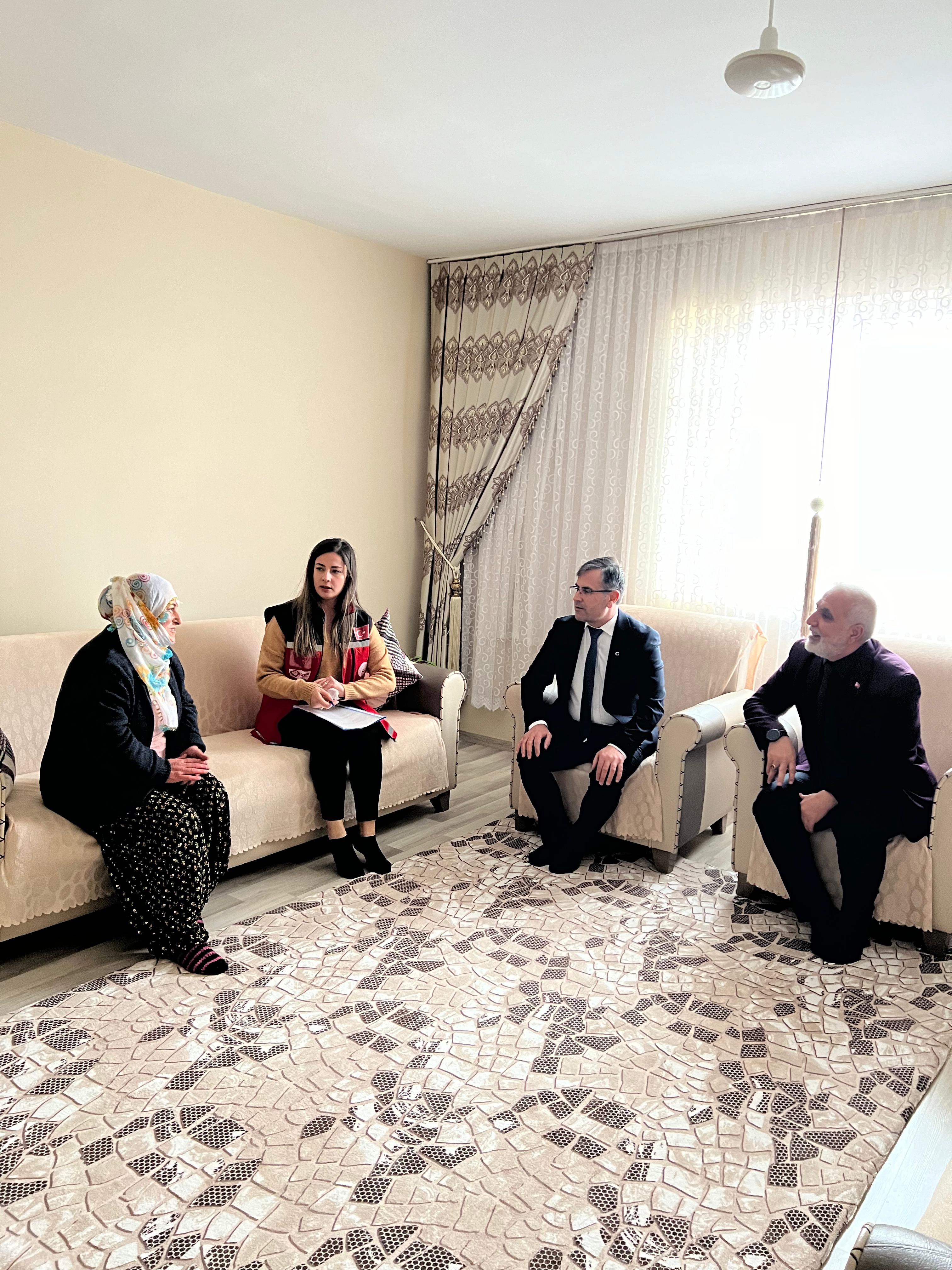 İl Müdürümüz  Vefa Akdoğan ve Bitlis SHM Müdürü Veysi Erem ,Sosyoekonomik Destek(SED) kapsamında Müdürlüğümüzden destek alan aileye hane  ziyaretinde bulundular.