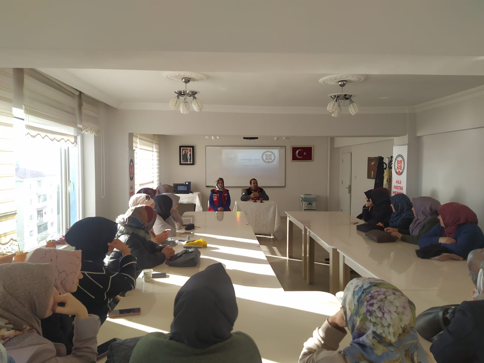 22.12.2023 tarihinde ADEM 2 de müdürlüğümüze bağlı Tatvan SHM eğitim birimi tarafından "AEP" kapsamında,  ADEM 2 çalışanlarına ve kursiyerlerine, "Bakanlık Hizmetleri, Erken Yaşta Evlilik İle Mücadele " konularında eğitim verildi.