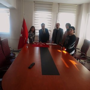 İl Müdürümüz Sn. Vefa AKDOĞAN, Temel ve hazırlayıcı eğitimlerini başarıyla tamamlayan Personellerimizin Devlet Memurluğu Yemin Törenine katıldı. Çalışma arkadaşlarımız Bayrağımız üzerine yemin ederek, asil Devlet Memurluğu görevine başladılar. - fotoğraf 1