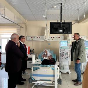 İl Müdürümüz  Vefa Akdoğan, Mutki Devlet Hastanesinde Hemodiyaliz Ünitesinde tedavi gören Şehidimiz Suat Karasu'nun Annesi Melese Karasu'yu ve   Şehidimizin Kardeşi Mustafa Karasu'yu ziyaret edip geçmiş olsun dileklerinde bulundu. - fotoğraf 1