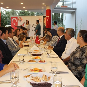 Adana Valiliğimiz Tarafından “19 Eylül Gaziler Günü” Kutlamaları Kapsamında Yemek Programı Düzenlendi - fotoğraf 9