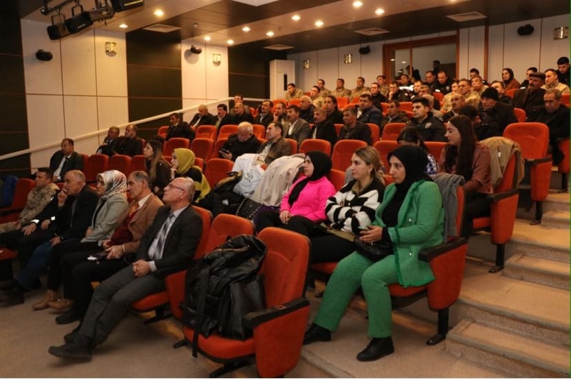 Müdürlüğümüze bağlı Adilcevaz Sosyal Hizmet Merkezi  tarafından, Ahlat ilçemizde ki Halk Eğitim Merkezinde, görevli muhtarlara, kurum amirlerine ve belediye personellerine "Kadına Yönelik Şiddetle Mücadele "konulu eğitim verildi.