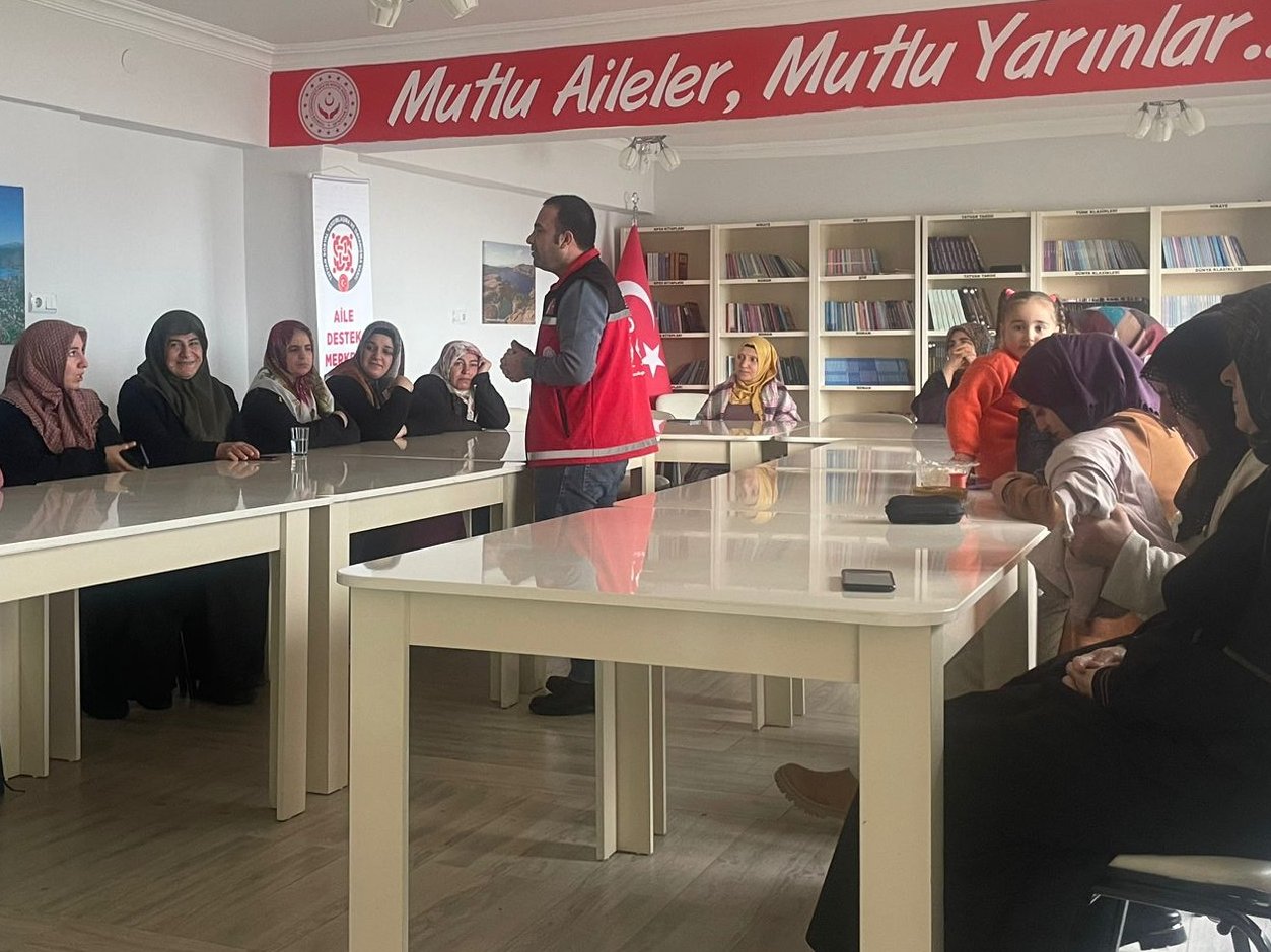 Müdürlüğümüze bağlı  Tatvan Sosyal Hizmet Merkezi Müdürlüğü eğitim birimi tarafından "AEP" kapsamında, öğlen grubundaki Tatvan ADEM 2 çalışanlarına ve kursiyerlerine, "Bakanlık Hizmetleri, Erken Yaşta ve Zorla Evliliklerle Mücadele" konulu eğitimi verilmiştir.