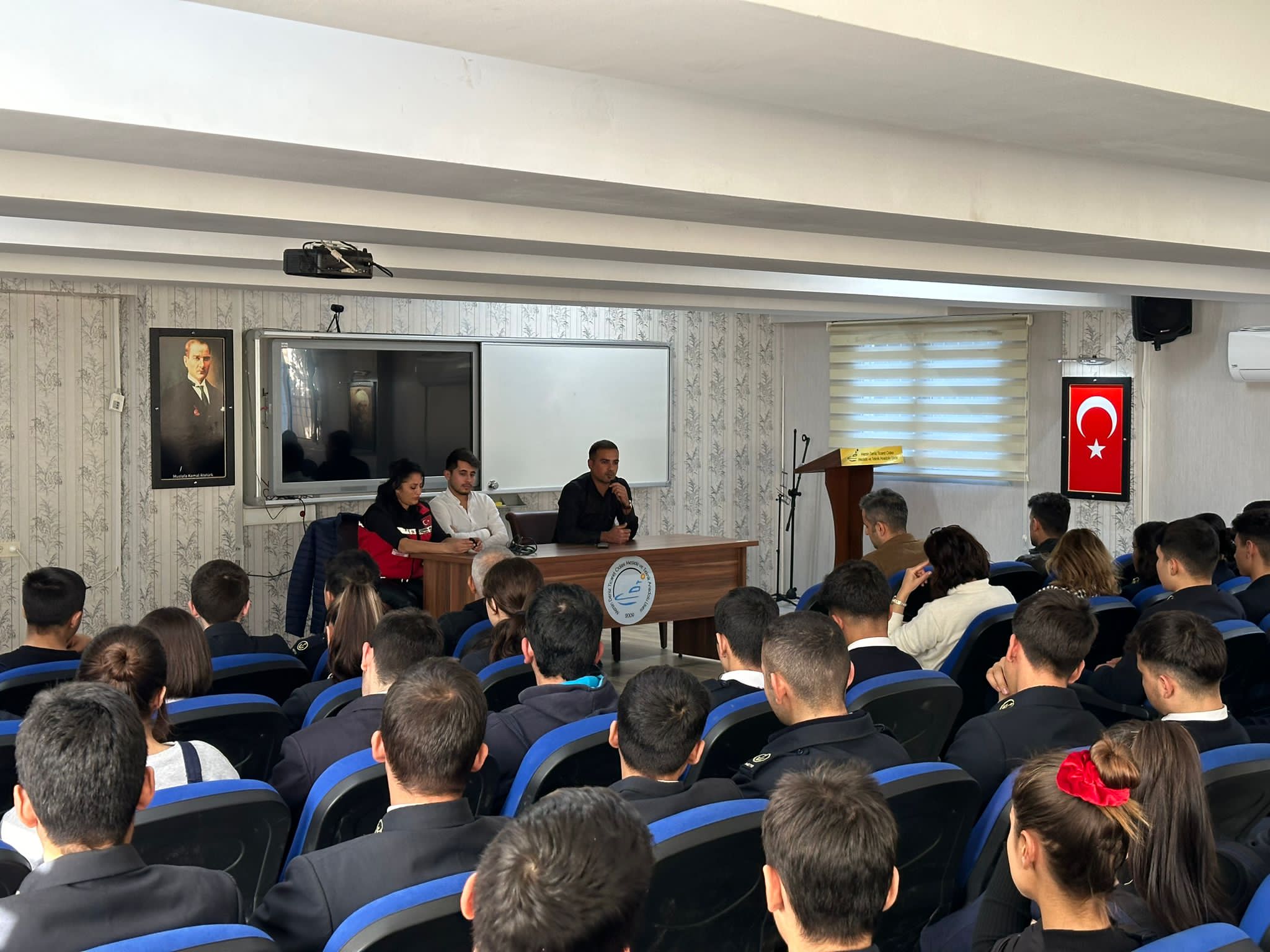 Cumhuriyetimizin 100. Yılı #VatanVeKahramanlıkBuluşmaları etkinliğinde Gazilerimiz Emirhan ULUHAN ve Yılmaz KUTLU, #MersinDenizTicaretOdasıMeslekiveTeknikAnadoluLisesi öğrencileriyle bir araya gelerek kahramanlık hikayelerini aktardılar.