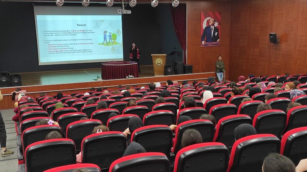 #ErdemliSHM, 15 Temmuz Şehitleri İmam Hatip Ortaokulu, Mehmet Akif Ersoy İmam Hatip Ortaokulu ve Erdemli Anadolu İmam Hatip Lisesi öğrencilerine ''Akran Zorbalığı ve Dijital Bağımlılık'' konularında eğitim verdi.