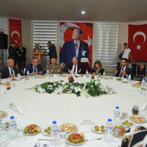 OSMANİYE VALİLİĞİ TARAFINDAN GAZİLERİMİZ ONURUNA YEMEK PROGRAMI DÜZENLENDİ - fotoğraf 2