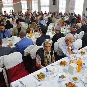 OSMANİYE VALİLİĞİ TARAFINDAN GAZİLERİMİZ ONURUNA YEMEK PROGRAMI DÜZENLENDİ - fotoğraf 3