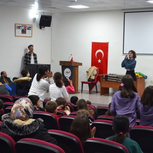 ÇOCUKLARIMIZ 1 EYLÜL TİYATRO AKADEMİSİ İLE BİRLİKTE EĞLENCELİ SAATLER GEÇİRDİ. - fotoğraf 3