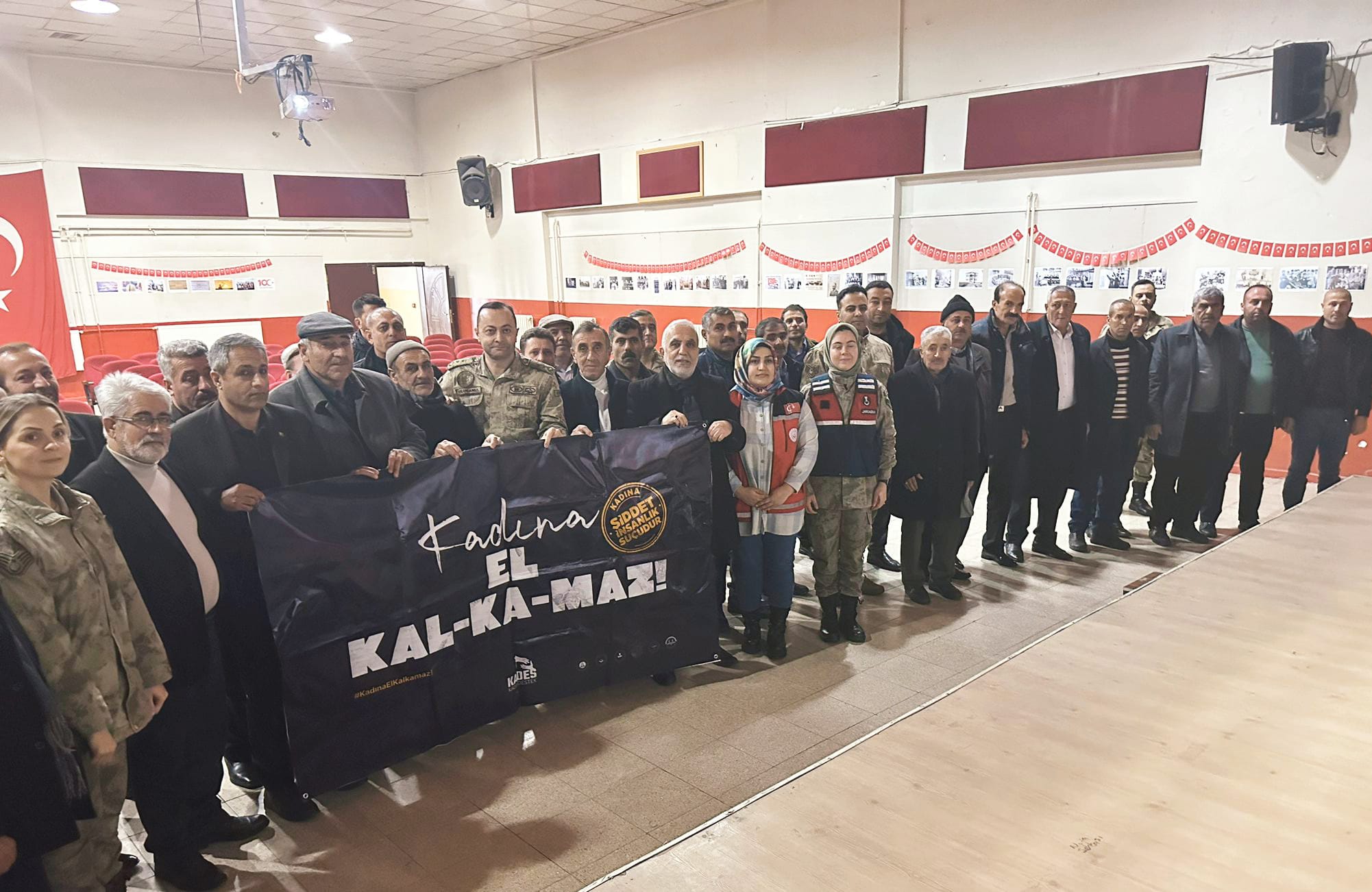 Müdürlüğümüze bağlı  Bitlis Sosyal Hizmet Merkezi personelleri  ve Bitlis İl Jandarma işbirliği ile Güroymak Merkez ve Köy Muhtarlarına  "Kadına Yönelik Şiddetle Mücadele ve Farkındalık" semineri düzenlendi