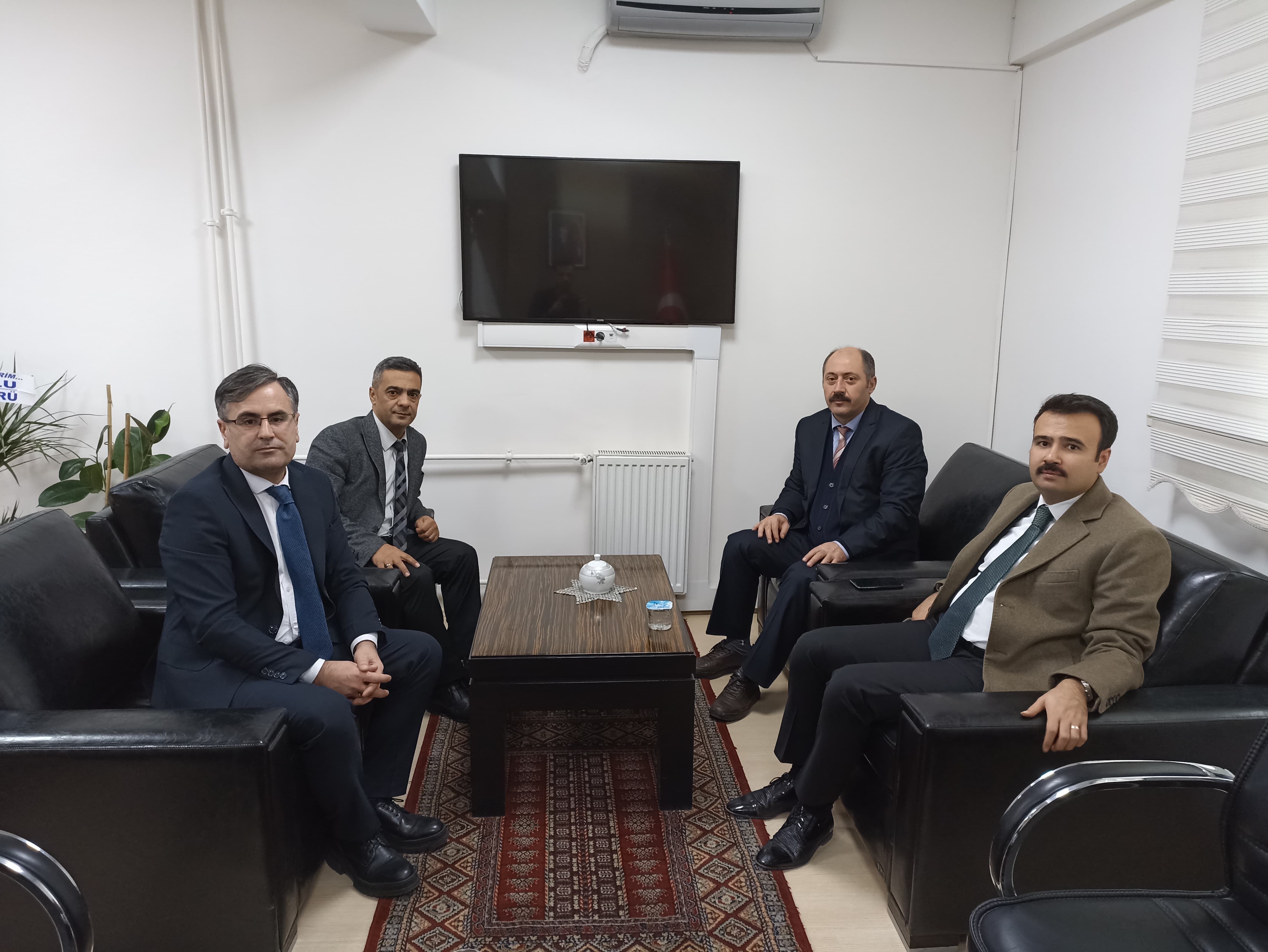 Ahlat İlçe Kaymakamımız Sayın Batuhan Bingöl, İl Müdürümüz Vefa Akdoğan'a ziyaret gerçekleştirerek, yeni görev yerinde hayırlı olsun temennilerinde bulundu. Kendilerine nazik ziyaretleri için teşekkür ederiz.