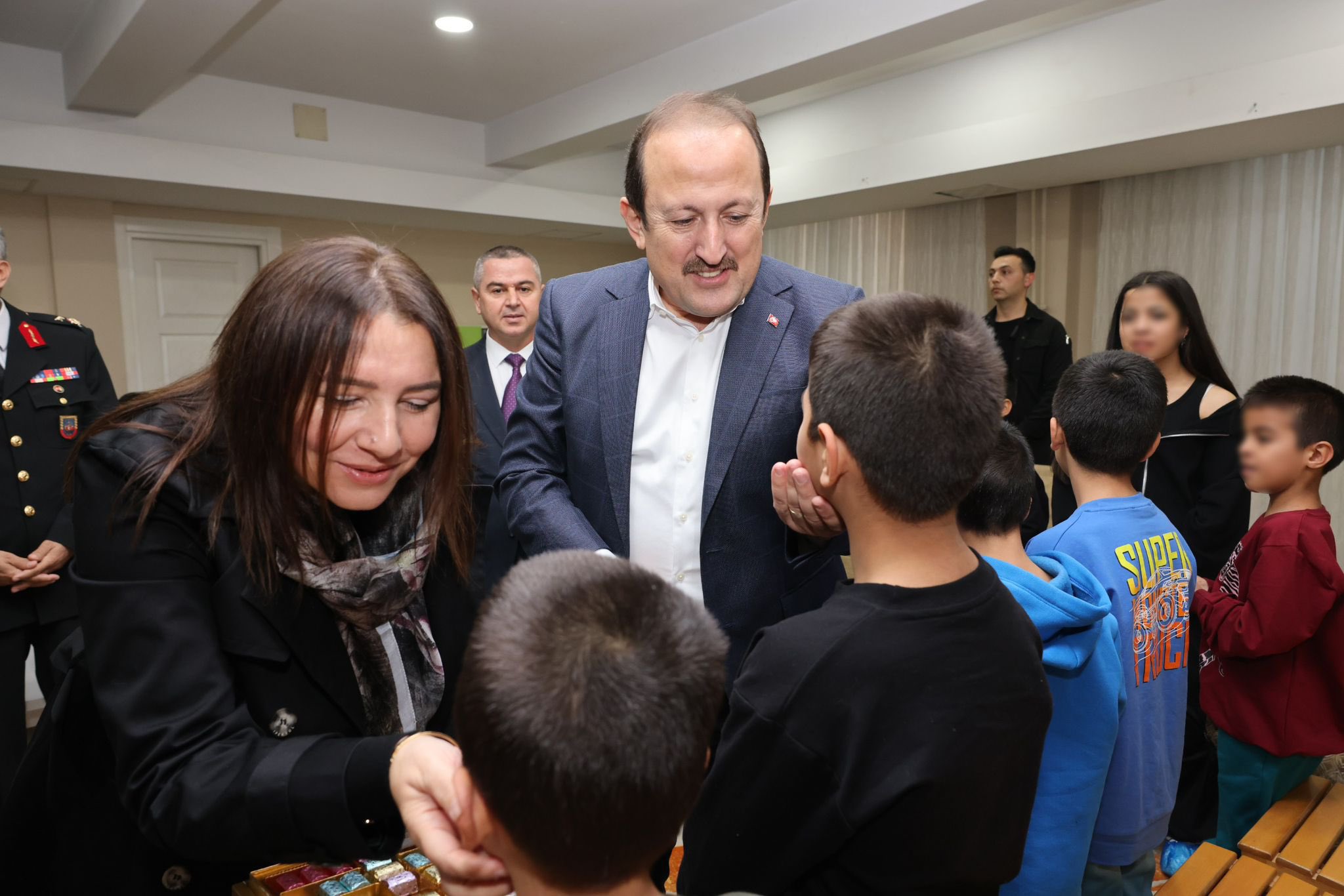 Valimiz Ali Hamza Pehlivan ve eşi Yıldız Pehlivan, Akdeniz  Kaymakamımız, İl Emniyet Müdürümüz,İl Jandarma Komutanımız, Sahil Güvenlik Akdeniz Bölge Komutanımız ve İl Müdürümüz, Çocuk Evleri Sitemizi ziyaret ederek çocuklarımızın yeni yıllarını kutladı.