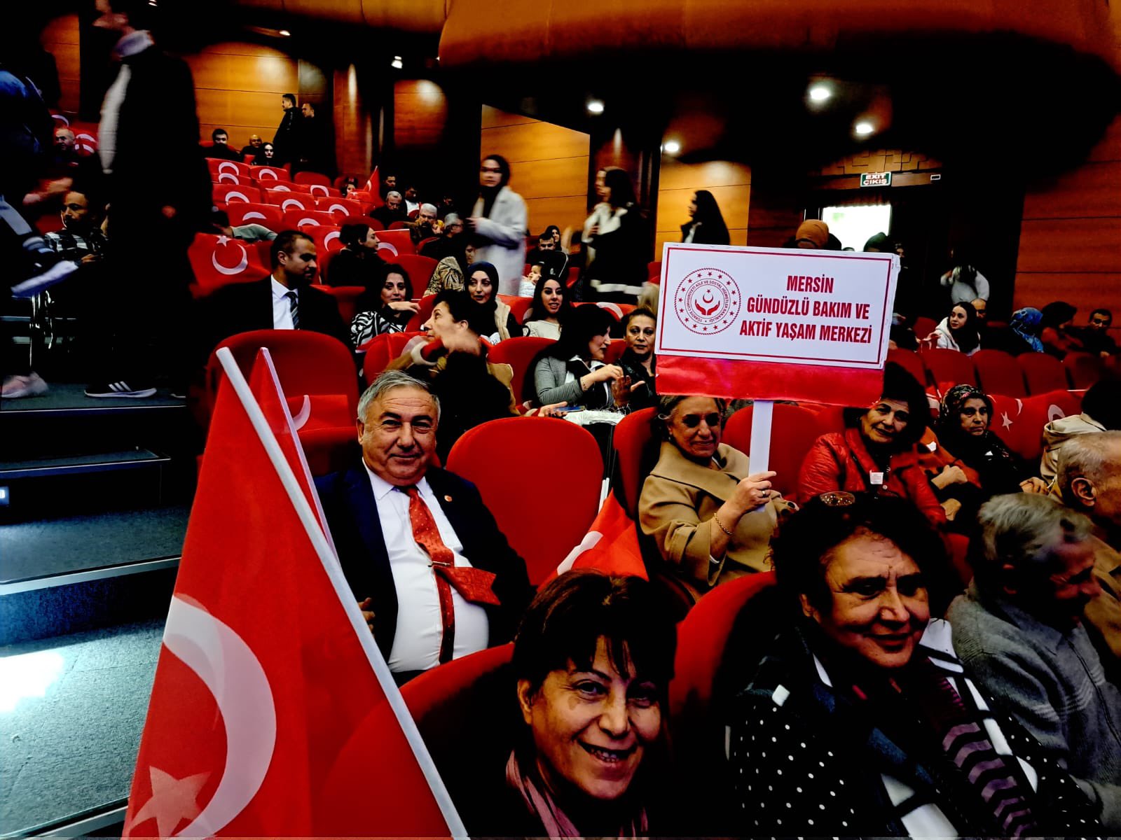 #MersinGündüzlüBakımveAktifYaşamMerkezi’mizdeki yaş almış büyüklerimiz 3 Ocak Mersin’in Düşman İşgalinden Kurtuluşu münasebetiyle TRT Sanatçıları tarafından düzenlenen konserde keyifli bir akşam geçirdiler🎶