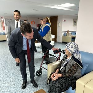 İl Müdürümüz Arif LAÇİN Kuruluşlarımızdan Hizmet Alan Kıymetli Yaşlılarımızın Kandilini Kutladı - fotoğraf 2