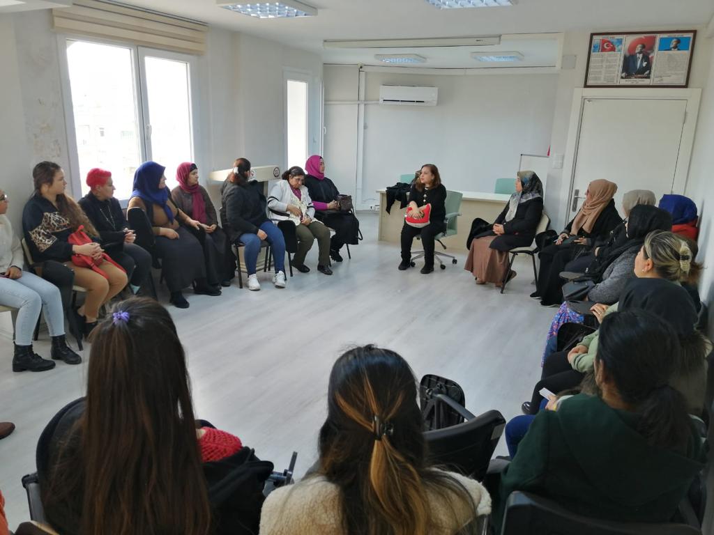 #YenişehirSHM'den Çocuk Gelişimi Uzmanımız Emel BOZKURT tarafından Yenişehir Aile Destek Merkezi (ADEM) kursiyerlerimize ''Duyguların İfade Edilmesi Sürecinde Çözüm Odaklı Yaklaşım'' konulu Grup Terapisi çalışması yapılmaya başlandı.